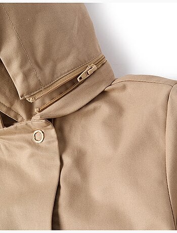 Parka con pliegues y capucha desmontable