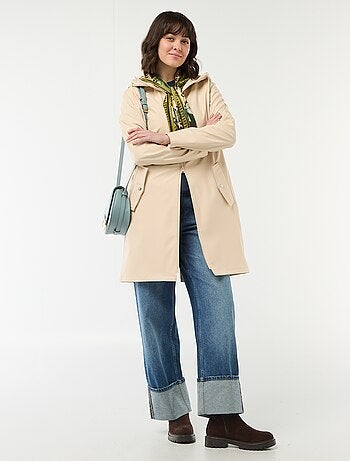 Parka engomada con capucha