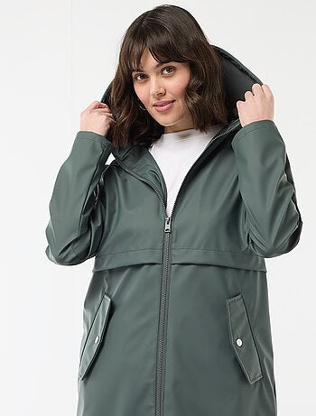 Parka engomada con capucha