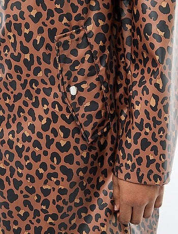 Parka engomada con capucha