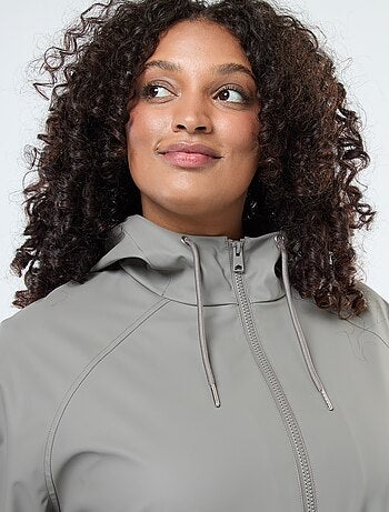 Parka larga impermeable con detalles reflectantes