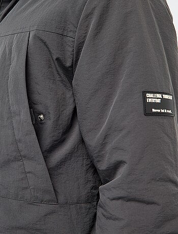 Parka ligera con capucha repelente al agua