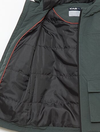 Parka ligera con capucha y 2 bolsillos de fuelle con solapa