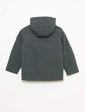 Parka ligera con capucha y 2 bolsillos de fuelle con solapa