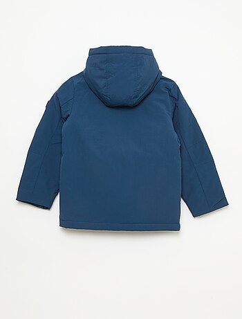 Parka ligera con capucha y 2 bolsillos de fuelle con solapa