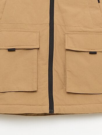 Parka ligera con capucha y 2 bolsillos de fuelle con solapa
