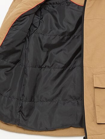 Parka ligera con capucha y 2 bolsillos de fuelle con solapa