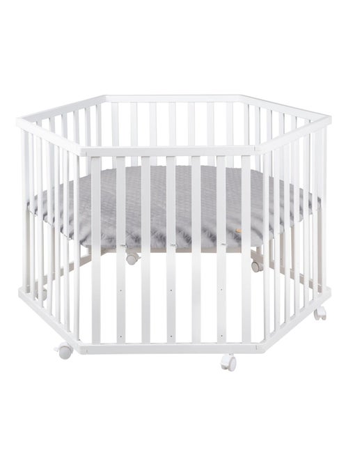 Parque infantil hexagonal de madera con alfombra repelente y ruedas 'Roba roba Style' - Kiabi