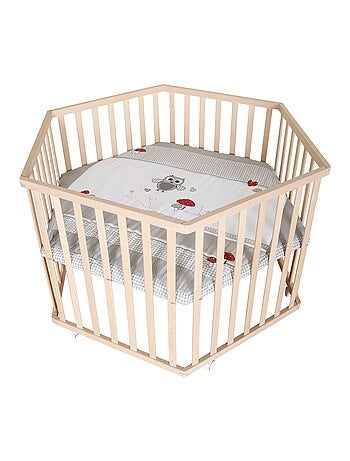 Parque infantil hexagonal minimalista en madera natural Adam & Eule Roba
