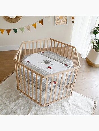 Parque infantil hexagonal minimalista en madera natural Adam & Eule Roba
