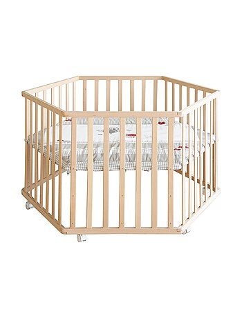 Parque infantil hexagonal minimalista en madera natural Adam & Eule Roba