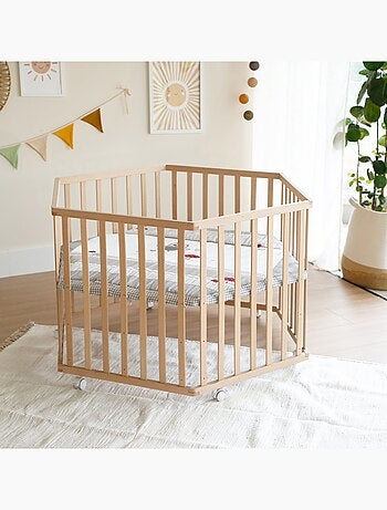 Parque infantil hexagonal minimalista en madera natural Adam & Eule Roba