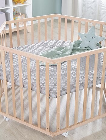 Parque infantil hexagonal móvil en haya maciza orgánica con alfombra repelente 'Roba cosiplay'