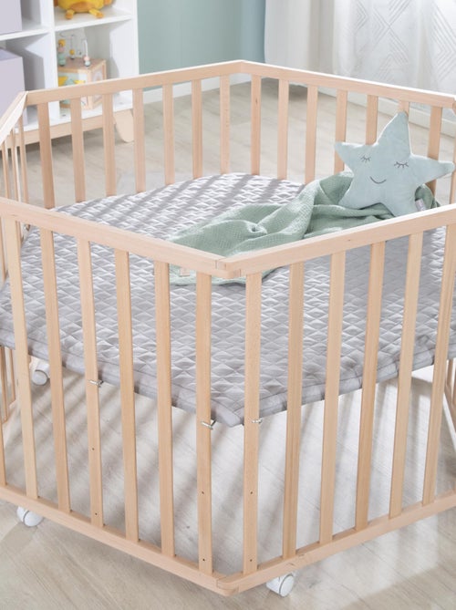 Parque infantil hexagonal móvil en haya maciza orgánica con alfombra repelente 'Roba cosiplay' - Kiabi