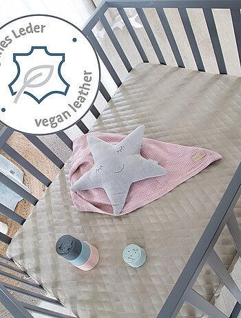 Parque infantil móvil de madera con alfombra acolchada en cuero vegano 'Roba luxe'