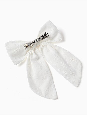 Pasador con lazo en bordado inglés