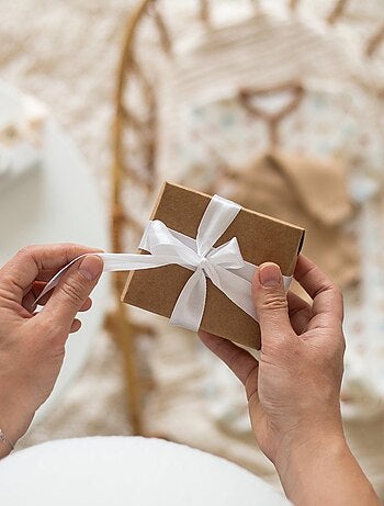 Patucos de nacimiento para anunciar el embarazo