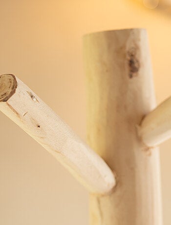 Perchero de madera natural sobre trípode