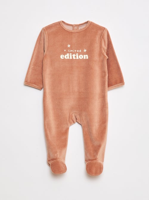 Pijama de terciopelo con pies y dibujo en la parte delantera - Kiabi Pijama de terciopelo con pies y dibujo en la parte delantera - Kiabi