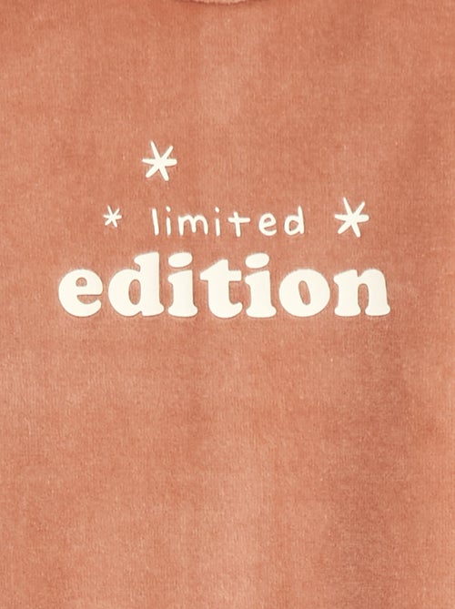 Pijama de terciopelo con pies y dibujo en la parte delantera - Kiabi Pijama de terciopelo con pies y dibujo en la parte delantera - Kiabi