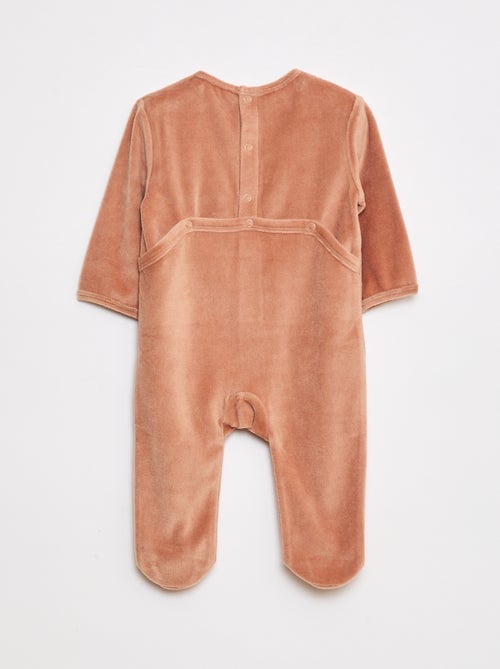 Pijama de terciopelo con pies y dibujo en la parte delantera - Kiabi Pijama de terciopelo con pies y dibujo en la parte delantera - Kiabi