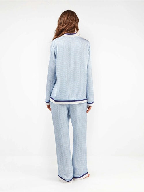 Pijama largo camisero con estampado monogram en satén - Kiabi Pijama largo camisero con estampado monogram en satén - Kiabi