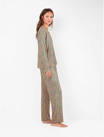 Pijama largo con encaje en escote y animal print de punto