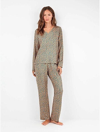 Pijama largo con encaje en escote y animal print de punto