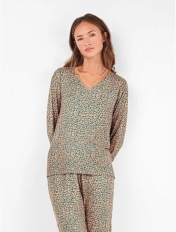 Pijama largo con encaje en escote y animal print de punto