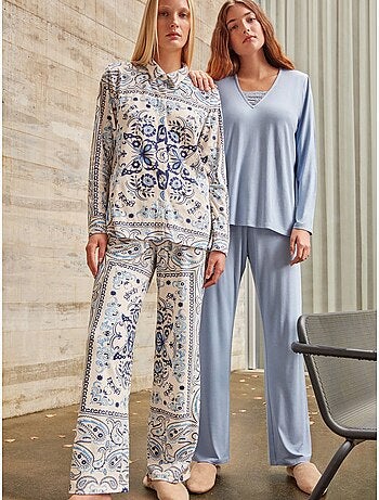 Pijama largo con escote pico y detalle de galón en tejido suave