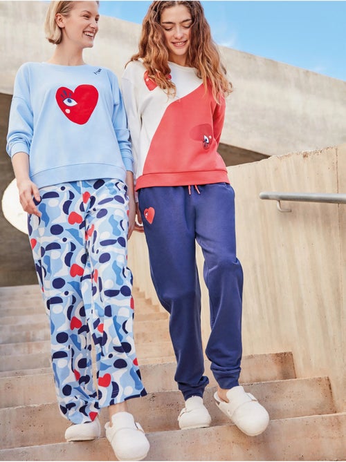 Pijama largo con motivos de corazones en tejido de felpa - Kiabi Pijama largo con motivos de corazones en tejido de felpa - Kiabi