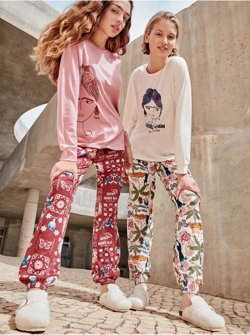 Pijama largo de frida kahlo en tejido de punto - Kiabi Pijama largo de frida kahlo en tejido de punto - Kiabi