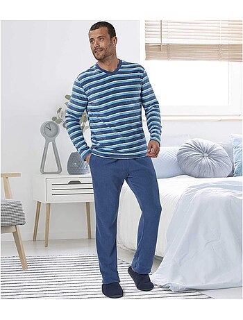 Pijama largo de micropolar a rayas con cuello de pico