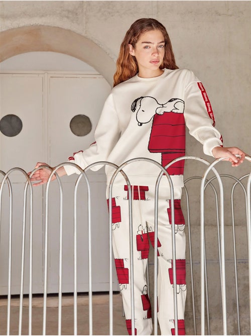 Pijama largo snoopy de felpa elástica con interior suave - Kiabi Pijama largo snoopy de felpa elástica con interior suave - Kiabi