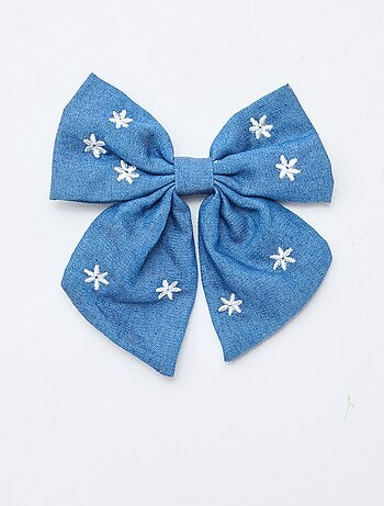 Pinza con lazo bordado