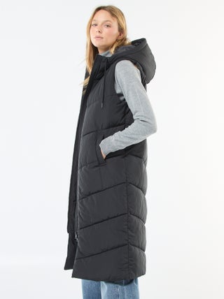 Plumífero largo con capucha sin mangas