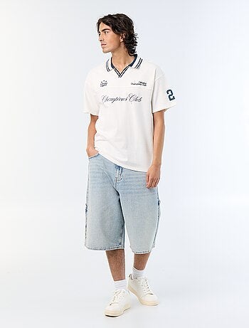 Polo con inscripciones bordadas de manga corta