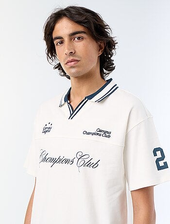 Polo con inscripciones bordadas de manga corta