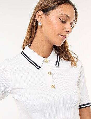 Polo de punto acanalado con cuello con botones dorados