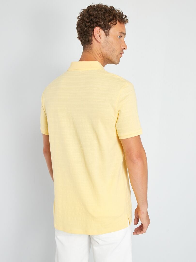 Polo de punto liso con relieve amarillo oro - Kiabi