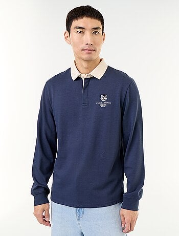 Polo estilo rugby con inscripciones bordadas