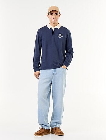 Polo estilo rugby con inscripciones bordadas