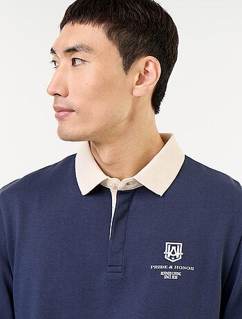 Polo estilo rugby con inscripciones bordadas