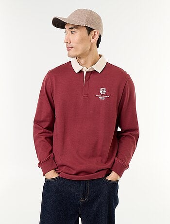 Polo estilo rugby con inscripciones bordadas