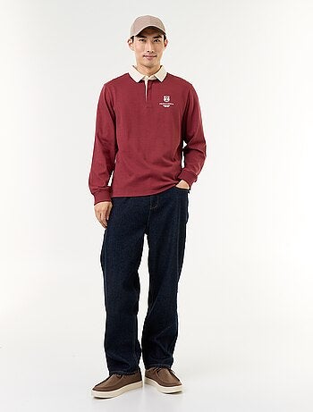 Polo estilo rugby con inscripciones bordadas