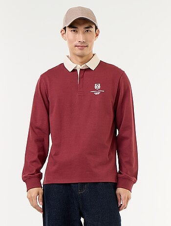 Polo estilo rugby con inscripciones bordadas