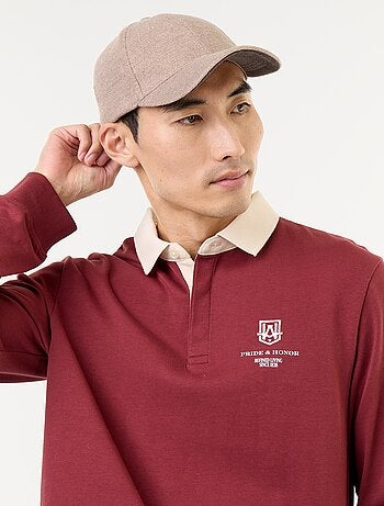 Polo estilo rugby con inscripciones bordadas