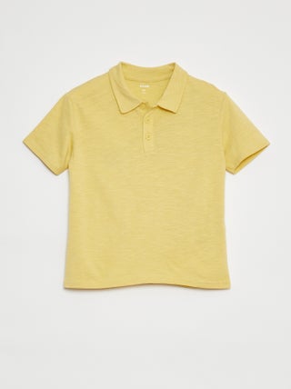 Polo liso con estampado