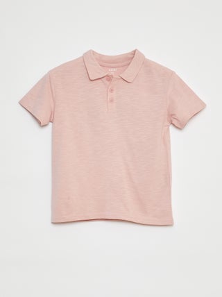 Polo liso con estampado