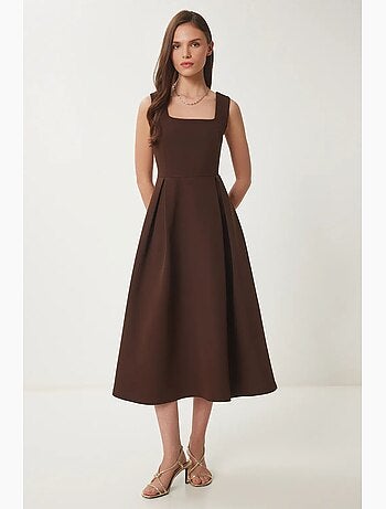 Precioso vestido midi de estambul con cuello cuadrado, corte a y cierre de cremallera istanbul